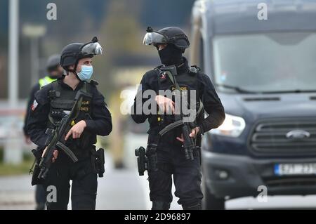 Dolni Dvoriste, République tchèque. 03ème novembre 2020. Des policiers vérifient une voiture aux frontières entre la République tchèque et l'Autriche à Dolni Dvoriste, République tchèque, le 3 novembre 2020. La police a renforcé la protection des frontières entre la République tchèque et l'Autriche en réaction à une attaque près d'une synagogue à Vienne. Un civil et un des attaquants, que la police a abattu, sont morts lors de l'attaque terroriste dans le centre de Vienne le 2 novembre. Crédit: Vaclav Pancer/CTK photo/Alay Live News Banque D'Images