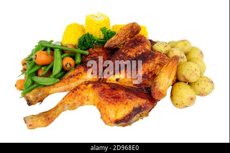 Poulet rôti au spachcock avec assaisonnement au piri et légumes mélangés isolé sur un fond blanc Banque D'Images