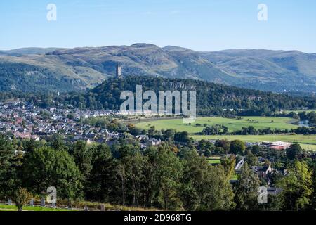 Vue éloignée sur le Monument National à Wallace sur Abbey Craig et les monts Ochil au-delà de la vue des remparts du château de Stirling, Scotland, UK Banque D'Images