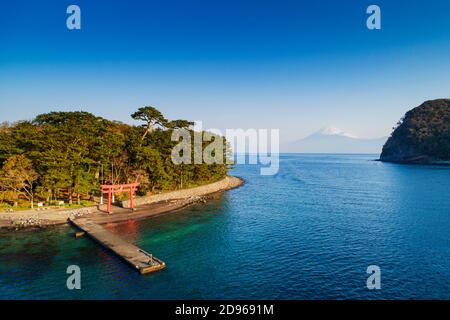 Asie, Japon, Honshu, préfecture de Shizuoka, Izu Hanto, Heda, Mont Fuji (3776 m) et porte de torii au bord de la mer Banque D'Images