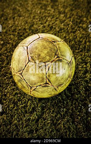 Ballon de football/football porté et bien utilisé sur un gazon artificiel astro gazon en intérieur soocer / terrain de football. Banque D'Images