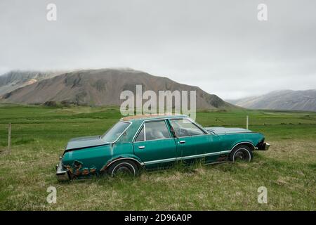 Aller nulle part - une vieille voiture américaine abandonnée dans le paysage rural isolé et nuageux de l'Islande. Banque D'Images