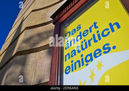 Cottbus, Allemagne. 03ème novembre 2020. Une affiche qui dit, "bien sûr, cela change les choses." est accroché dans un boîtier d'exposition sur la façade du théâtre d'État de Cottbus. Il y aura aujourd'hui une session spéciale du comité de la santé au Parlement de l'État de Brandebourg. Un verrouillage partiel a commencé dans toute l'Allemagne le lundi 2 novembre 2020 pour ralentir la propagation du coronavirus. Les installations de loisirs, y compris les théâtres, seront fermées. Credit: Patrick Pleul/dpa-Zentralbild/ZB/dpa/Alay Live News Banque D'Images