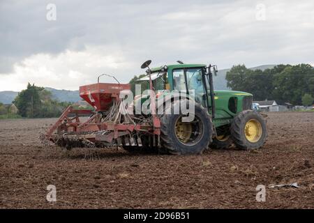 Tracteur John Deer avec roues jumelées et semoir Banque D'Images
