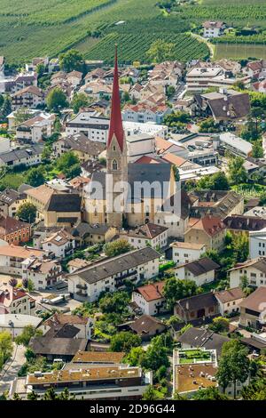 Superbe vue verticale aérienne de la vieille ville de Silandro, Tyrol du Sud, Italie, par une journée ensoleillée Banque D'Images