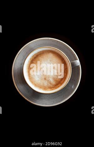 plan de haut en bas d'un cappuccino sur une surface noire Banque D'Images