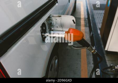 Voiture écologique fonctionnant au gaz naturel. Flexible de remplissage du véhicule écologique Banque D'Images