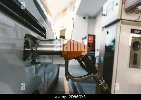 Voiture écologique fonctionnant au gaz naturel. Flexible de remplissage du véhicule écologique Banque D'Images