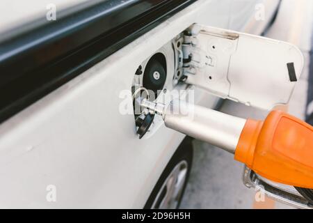 Voiture écologique fonctionnant au gaz naturel. Flexible de remplissage du véhicule écologique Banque D'Images