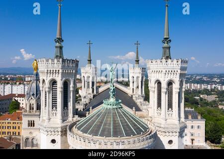 Lyon (centre-est de la France) : construite en 1896 sur la colline de Fourvière, la basilique notre-Dame de Fourvière surplombe la ville. Vue aérienne depuis un dro Banque D'Images