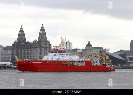 Vue générale du chantier naval Cammell Laird construit RRS Sir David Attenborough alors qu'elle quitte Liverpool pour poursuivre ses essais en mer d'Irlande. Banque D'Images