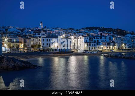 Village espagnol typique de la Costa Brava dans la soirée Calella de Palafrugell. Banque D'Images