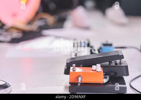 Gadgets pour guitare électrique. Pédales à effet guitare Banque D'Images