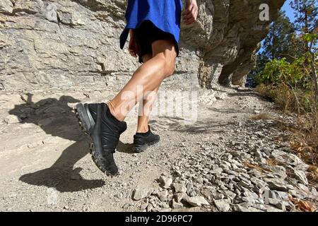 jambes homme en trekking chaussures marche sur le sentier de montagne Banque D'Images