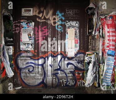 Graffiti - porte d'entrée de l'immeuble résidentiel de Berlin, Allemagne Banque D'Images