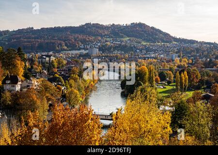 Berne Suisse - 10.25.2020 vue sur Berne et l'Aare rivière en automne Banque D'Images