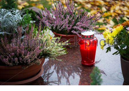 Une lumière rouge qui brûlait flamboyante sur une tombe en Bavière pendant le mois de novembre marque le début d'un mois d'honneur pour les morts. Banque D'Images