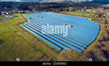 Bonnemain (Bretagne, Nord-Ouest de la France) : vue aérienne des panneaux solaires de l'usine photovoltaïque de la Fresnais. Banque D'Images