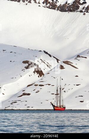 Bateau d'expédition, montagnes enneigées, OSCAR II Land, Artic, Svalbard, Norvège, Europe Banque D'Images