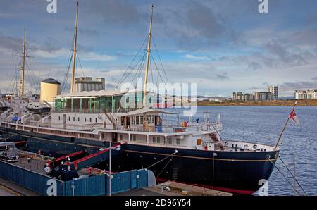 Grassmarket et Leith, Édimbourg, Écosse, Royaume-Uni. 3 novembre 2020. Le Royal Yacht Brittania est actuellement ouvert aux visiteurs mais à partir de demain mercredi il restera fermé. Leur site web rapporte "l'organisme de bienfaisance qui exploite le yacht royal Britannia ont pris la décision de fermer temporairement les visiteurs à partir de 9 heures le mercredi 4 novembre jusqu'à nouvel ordre. Nous vous tirons contact si vous avez réservé un billet. » Banque D'Images