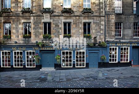 Grassmarket et Leith, Édimbourg, Écosse, Royaume-Uni. 3 novembre 2020. Les pubs du Grassmarket dans le centre-ville ont des lumières allumées, mais il ne semble pas y avoir de chez soi avec des sièges toujours à l'envers sur les tables dans les locaux, il n'est pas clair quand ou si la direction a l'intention d'ouvrir pour des affaires pour servir des repas, comme ils sont actuellement incapables de servir de l'alcool en raison des restrictions gouvernementales. prémisse Banque D'Images