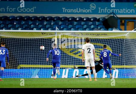 Leeds, Royaume-Uni. 2 novembre 2020. Youri Tielemans (8), milieu de terrain de Leicester City, a fait la pénalité pour avoir obtenu le score de 1-4 lors du match de football de première ligue de championnat anglais entre Leeds United et Leicester City le 2 novembre 2020 à Elland Road à Leeds, Angleterre - photo Simon Davies/ProSportsImages/DPPI/LM crédit: Paola Benini/Alay Live News Banque D'Images