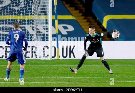 Leeds, Royaume-Uni. 2 novembre 2020. Illan Meslier, gardien de but de Leeds United, lors du match de football de première ligue de championnat anglais entre Leeds United et Leicester City le 2 novembre 2020 à Elland Road à Leeds, Angleterre - photo Simon Davies/ProSportsImages/DPPI/LM crédit: Paola Benini/Alay Live News Banque D'Images