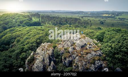 Vue aérienne des landes de Cragou Rock près de la Réserve naturelle régionale des landes et tourbières de Cragou et Vergam (Bretagne, nord-ouest de Fran Banque D'Images