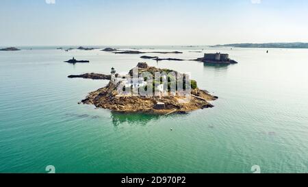 Vue aérienne de l'île Louet dans la baie de Morlaix, Carantec (Bretagne, nord-ouest de la France) avec le phare, la maison de gardien et le château Banque D'Images