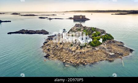 Vue aérienne de l'île Louet dans la baie de Morlaix, Carantec (Bretagne, nord-ouest de la France) avec le phare, la maison de gardien et le château Banque D'Images