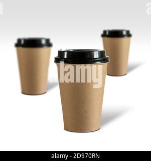 Tasse de papier à café marron isolée sur fond blanc Banque D'Images