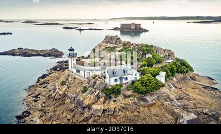 Vue aérienne de l'île Louet dans la baie de Morlaix, Carantec (Bretagne, nord-ouest de la France) avec le phare, la maison de gardien et le château Banque D'Images