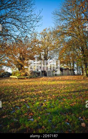 Esse (Bretagne, Nord-Ouest de la France) : dolmen, tombe de la galerie de la Roche-aux-Fees (le Rocher des Fées), monument mégalithique enregistré comme National Banque D'Images