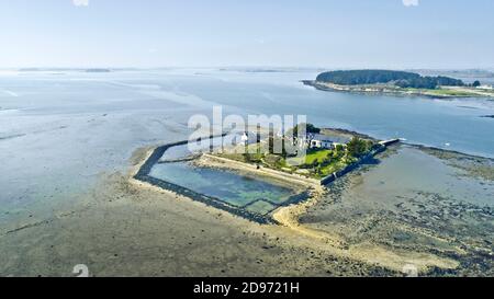 Saint-Armel (Bretagne, nord-ouest de la France) : vue aérienne de l'île Quistinique dans le golfe du Morbihan, ancienne pêche Banque D'Images