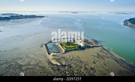 Saint-Armel (Bretagne, nord-ouest de la France) : vue aérienne de l'île Quistinique dans le golfe du Morbihan, ancienne pêche Banque D'Images