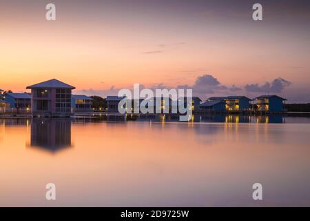 Cuba, province de Ciego de Avila, Jardines del Rey, Cayo Coco, Plage Las Coloradas, bungalows Lagoon à l'hôtel Melia Banque D'Images