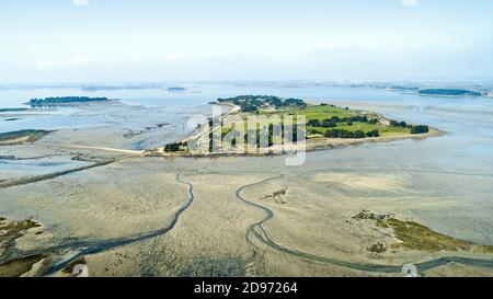 Saint-Armel (Bretagne, nord-ouest de la France) : vue aérienne de l'île de Tascon dans le golfe du Morbihan Banque D'Images