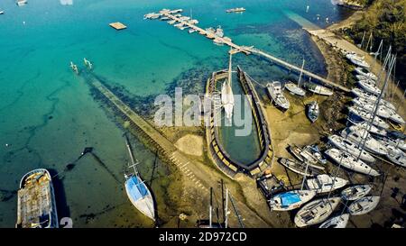 Le Minihic-sur-Rance (Bretagne, nord-ouest de la France) : quai sec du chantier naval du Landriais, vue aérienne Banque D'Images