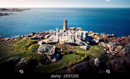Perros-Guirec (Bretagne, nord-ouest de la France) : le phare de Men Ruz à Ploumanac'h le long de la zone côtière « Côte de granit rose » Banque D'Images