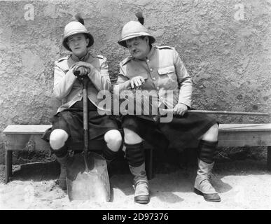 STAN LAUREL et OLIVER HARDY à BONNIE SCOTLAND 1935 réalisateur JAMES W. HORNE Hal Roach Studios / Metro Goldwyn Mayer Banque D'Images