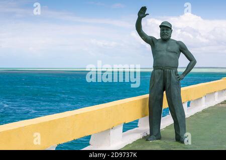 Cuba, province de Ciego de Avila, Jardines del Rey, statue d'Ernest Hemingway sur la chaussée reliant Cayo Coco à Cayo Guillermo Banque D'Images