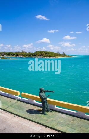 Cuba, province de Ciego de Avila, Jardines del Rey, statue d'Ernest Hemingway sur la chaussée reliant Cayo Coco à Cayo Guillermo Banque D'Images