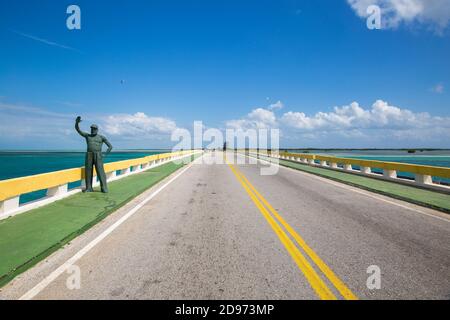 Cuba, province de Ciego de Avila, Jardines del Rey, statue d'Ernest Hemingway sur la chaussée reliant Cayo Coco à Cayo Guillermo Banque D'Images