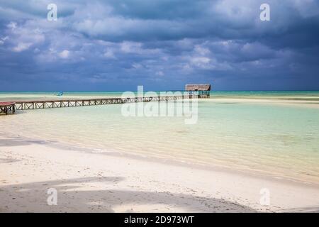 Cuba, province de Ciego de Avila, Jardines del Rey, Cayo Guillermo, Playa El Paso, jetée rouge en bois Banque D'Images