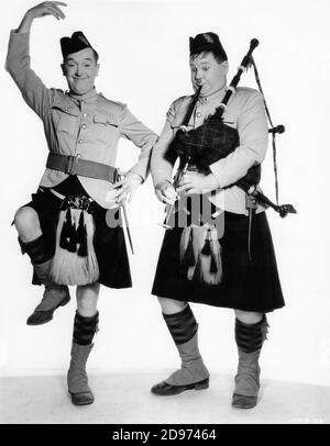 STAN LAUREL et OLIVER HARDY posaient un portrait publicitaire à BONNIE SCOTLAND 1935 réalisateur JAMES W. HORNE Hal Roach Studios / Metro Goldwyn Mayer Banque D'Images