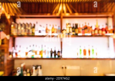 Vision floue de la personne ivre du comptoir de bar de pub Banque D'Images