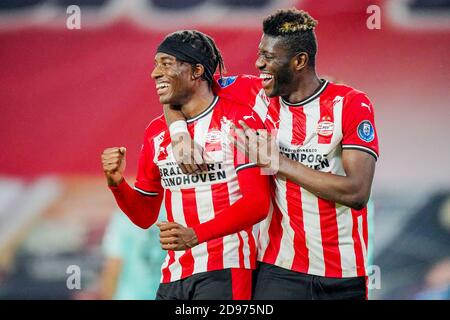 Noni Madueke de PSV Eindhoven fête après son but avec Ibrahim Sangare pendant le championnat des pays-Bas Eredivisiie football match entre P C Banque D'Images