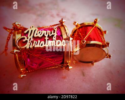 Batterie. En rose et rouge avec l'inscription Joyeux Noël, avec filtre rouge sur fond de granit, accessoires faits à la main, artisanat, Brésil, Sud Banque D'Images