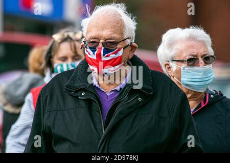 WIMBLEDON LONDRES, ROYAUME-UNI, 3 NOVEMBRE 2020. Les acheteurs du centre-ville de Wimbledon avant l'entrée en vigueur du confinement national jeudi. Le gouvernement a déclaré un verrouillage national avec des restrictions plus sévères dans toute l'Angleterre jusqu'au 2 décembre afin d'endiguer la montée rapide des infections à Covid-19 qui se propageait de manière significative et de soulager la pression sur le NHS National Health Service. Credit: amer ghazzal / Alamy Live News Banque D'Images