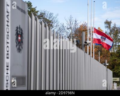 Berlin, Allemagne. 03ème novembre 2020. A mi-mât, le drapeau de sterreich agite devant le bâtiment de l'ambassade à Berlin après l'attaque terroriste à Vienne. Credit: Paul Zinken/dpa/Alay Live News Banque D'Images